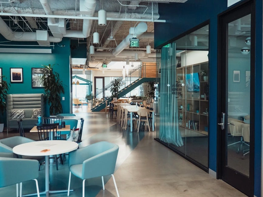 Modern bir ofiste beyin fırtınası yapan profesyonel bir ekip